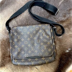 Authentic Louis Vuitton Messenger Bag